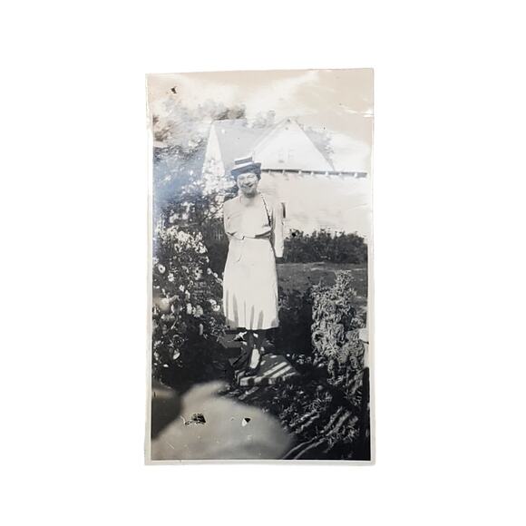 Vtg Lady Posing in Garden Original Monochrome Photography Found Snapshot - Picture 1 of 4